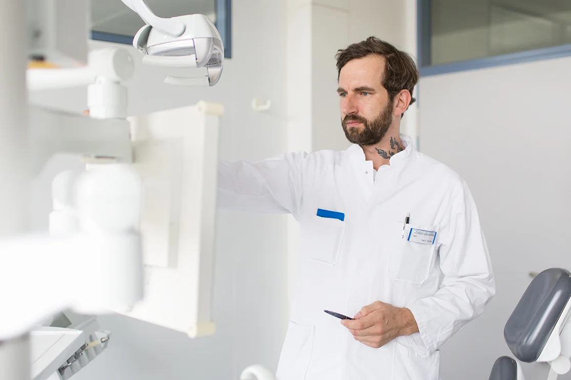 Dr. Klein bei der Planung am Bildschirm