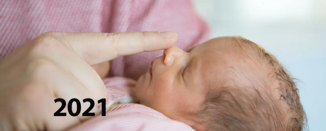 Neugeborenes Baby auf dem Arm des Vaters