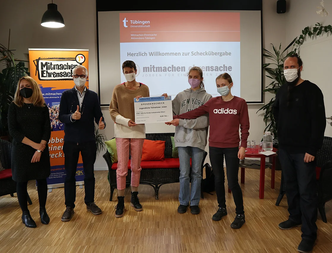 Schülerinnen vom Kepler-Gymnasium übergeben Scheck an CCC-Vertreter