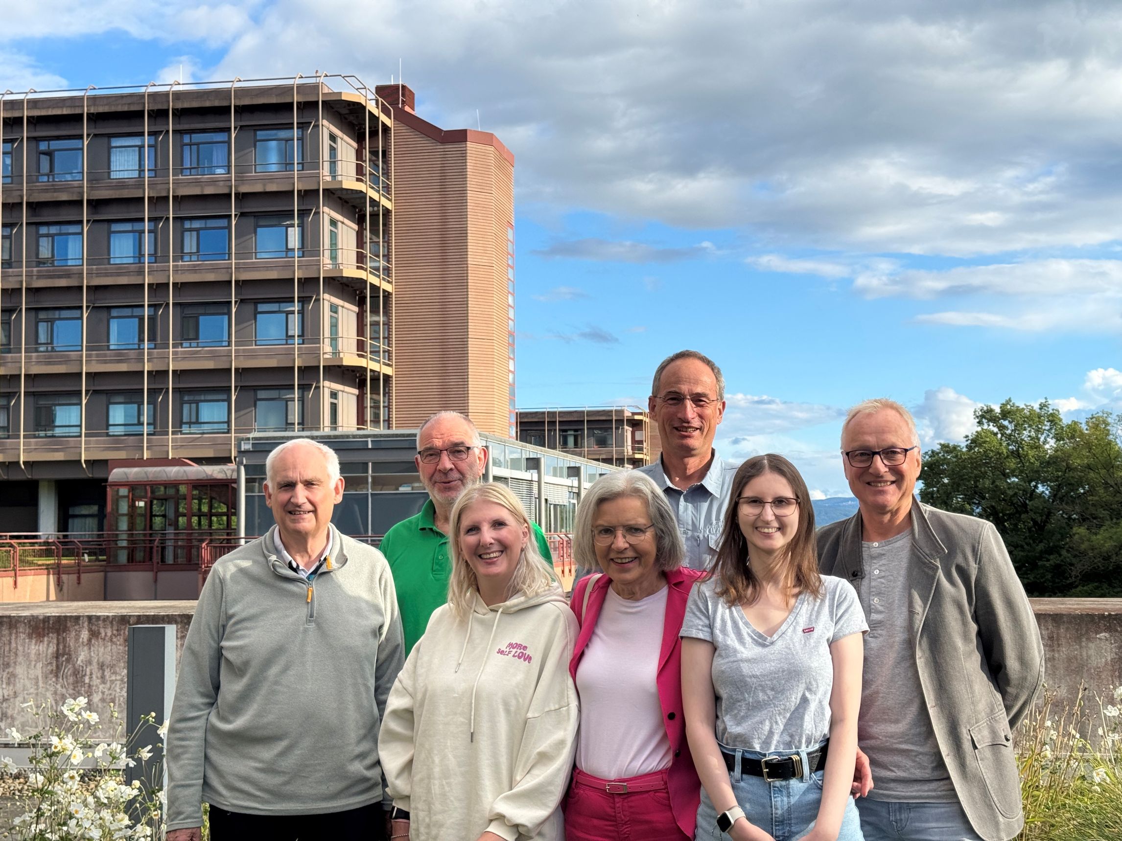 Gruppenfoto der aktuellen Mitglieder des Patientenbeirats vor der Crona