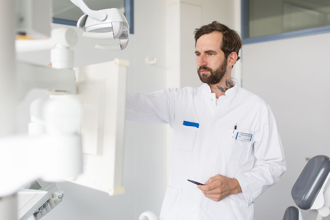 Dr. Klein bei der Planung am Bildschirm