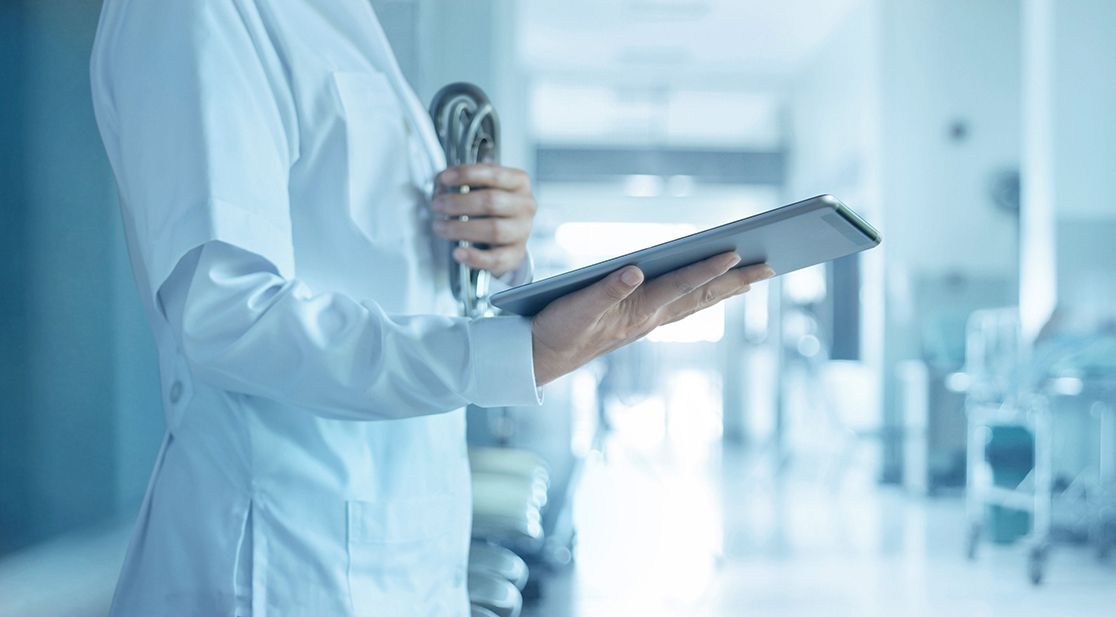 Krankenschwester kümmert sich um Patientin