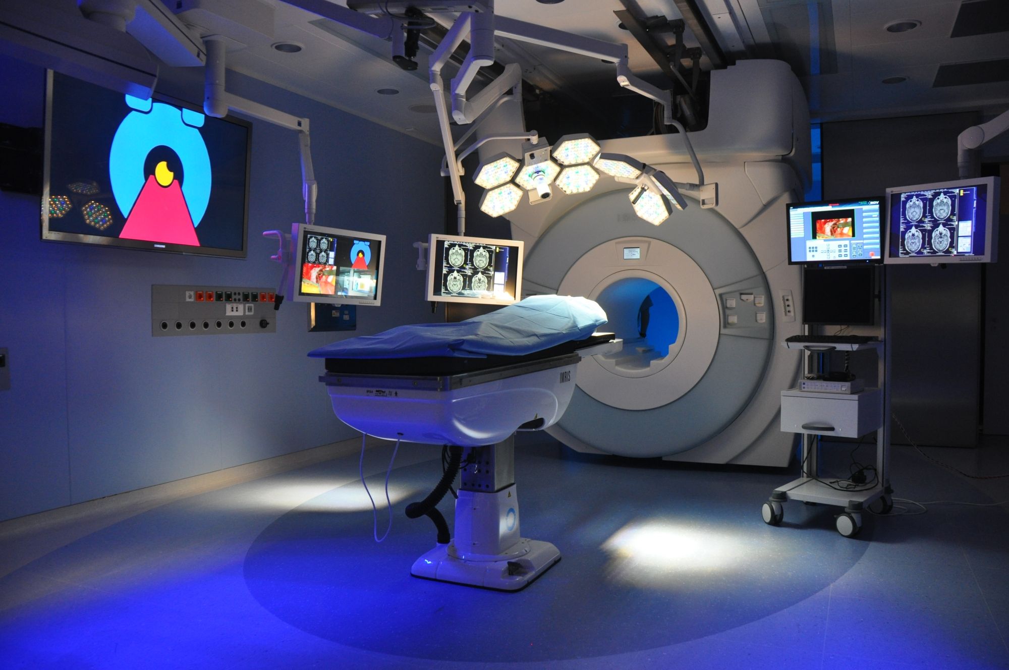 Blick in den iMRT Saal mit einem deckenmontierten MRT