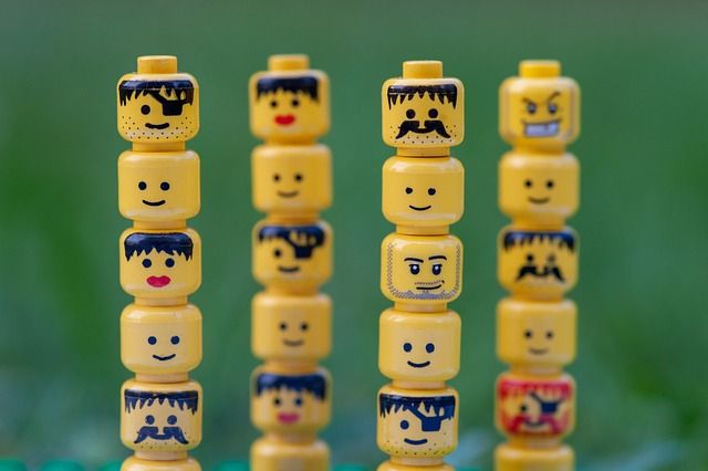 Gelbe Köpfe von Legofiguren ineinandergesteckt