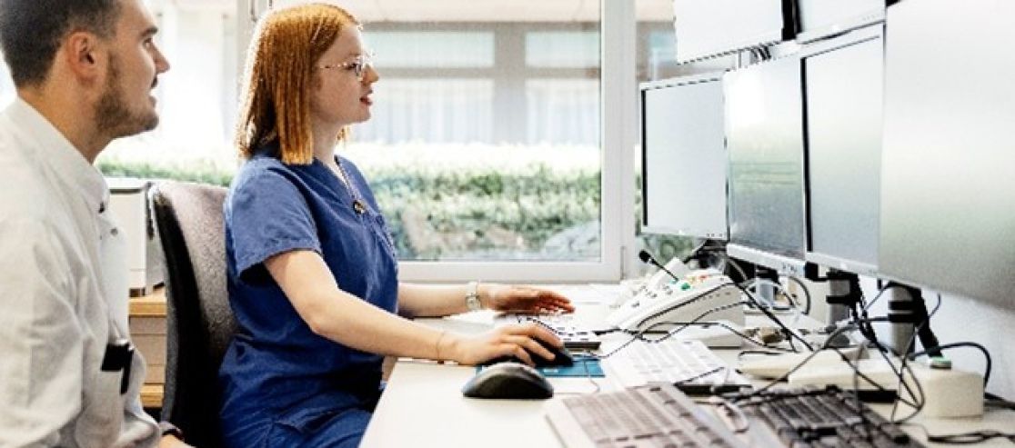 Zwei Forschende am PC