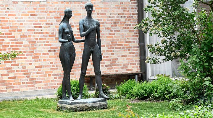 Skulptur im Innenhof der Medizinischen Klinik