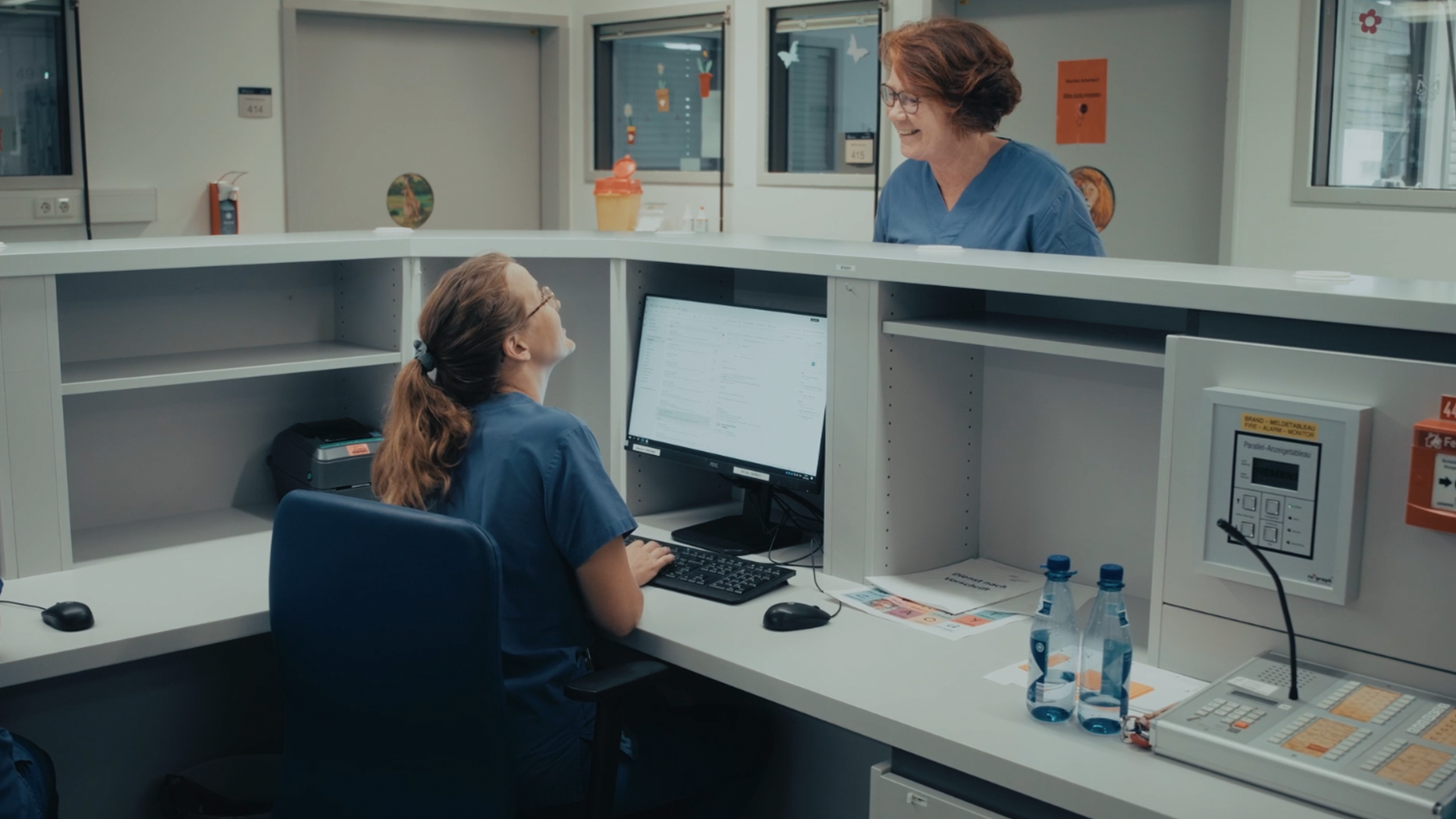 Schmuckbild: Zwei Teammitglieder unterhaten sich am PC