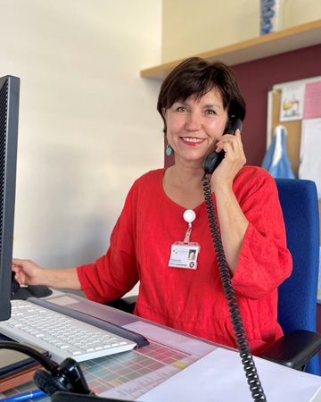 Petra Landenberger telefoniert am Schreibtisch