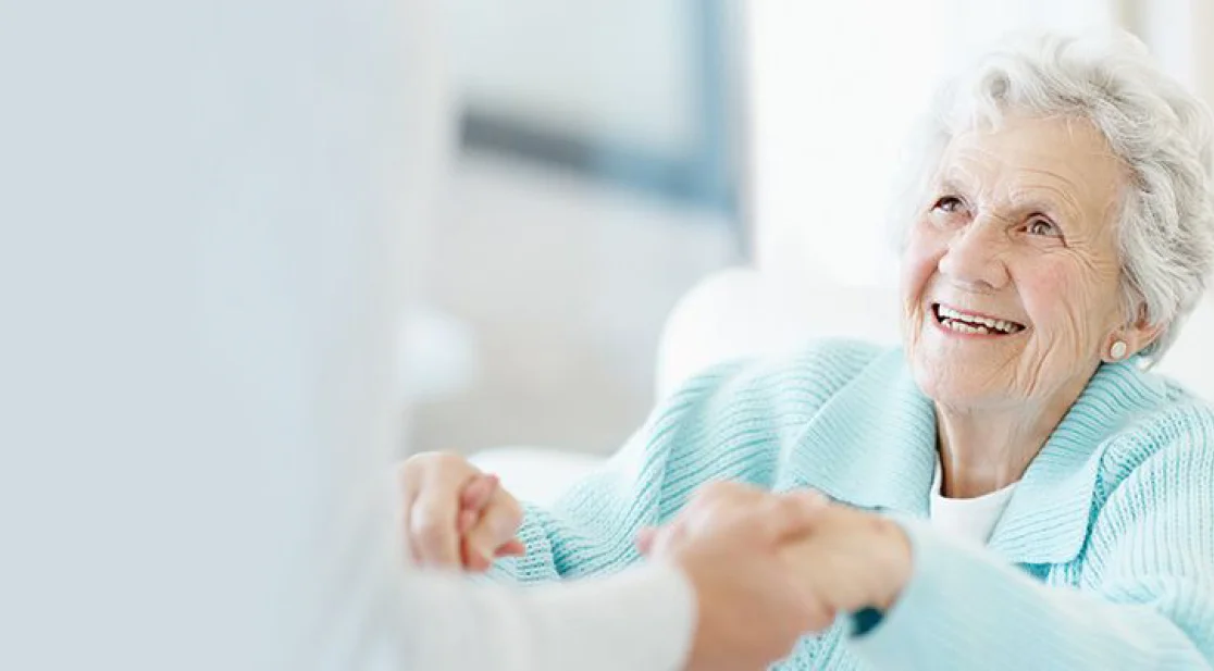 Schmuckbild: Älterer Patientin werden die Hände gereicht