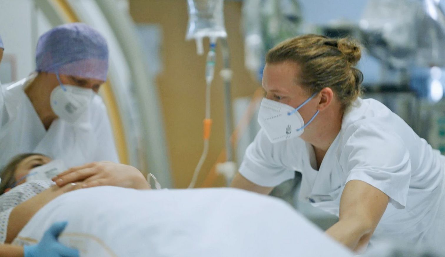 Pflegekräfte am Patientenbett