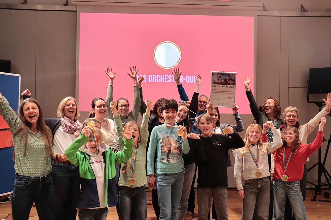 Kinder jubeln auf der Bühne beim Kike Orchesterquiz