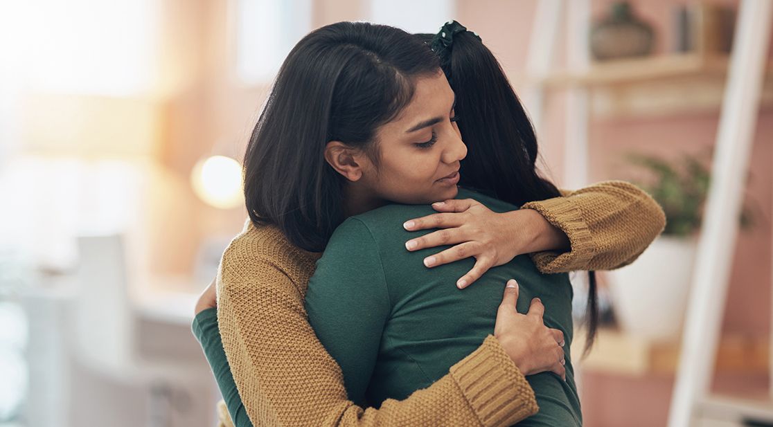 Zwei Frauen umarmen sich