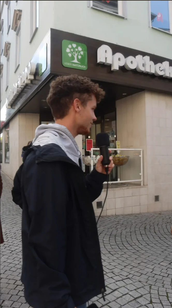 Junger Mann mit Mikrofon in der Tübinger Altstadt