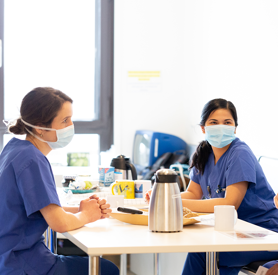 Mitarbeiter gemeinsam am Tisch in der Mittagspause