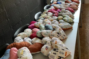 Viele kleine selbst genähte Herzkissen