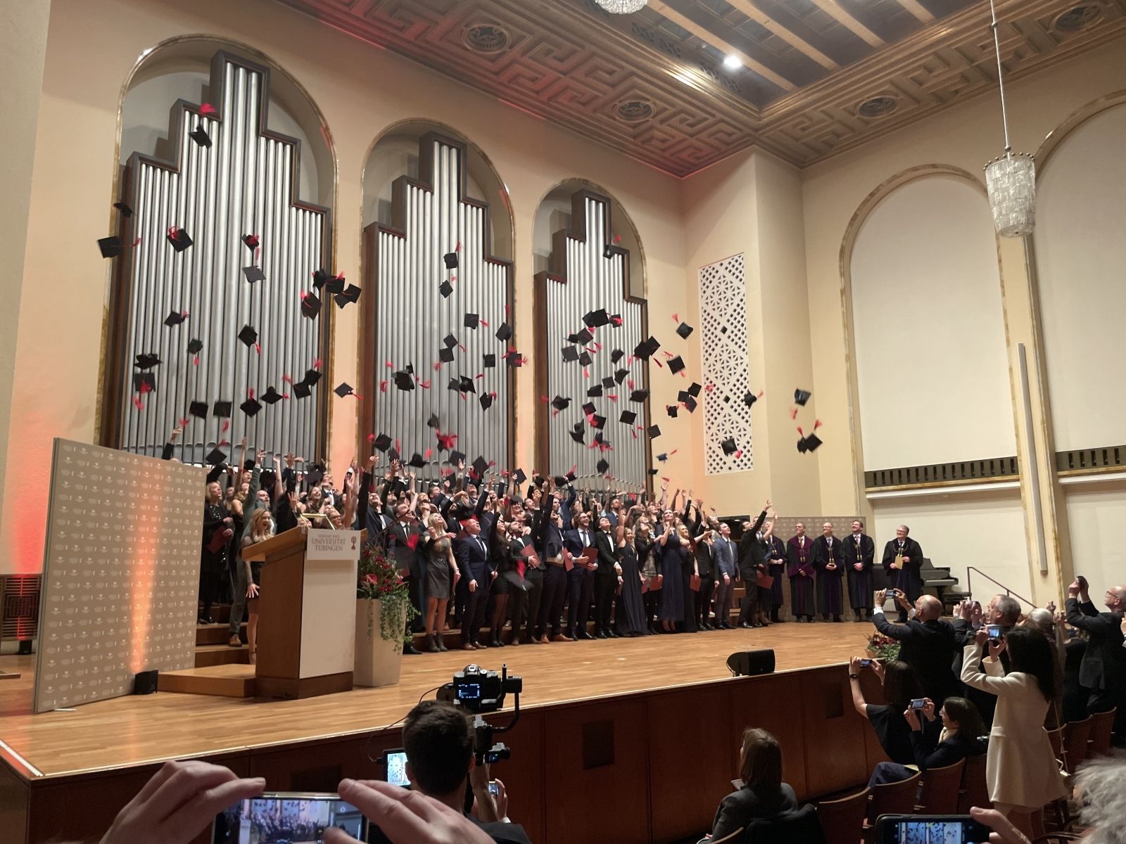 Schmuckbild: Absolventen werfen ihre Hüte