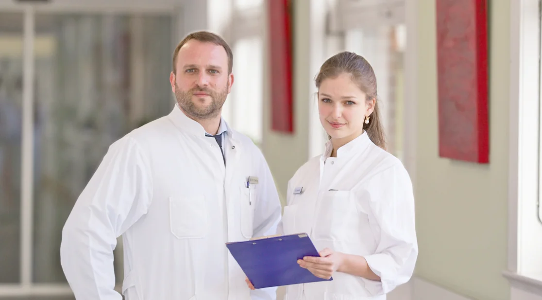 Ärztin und Arzt im Gespräch