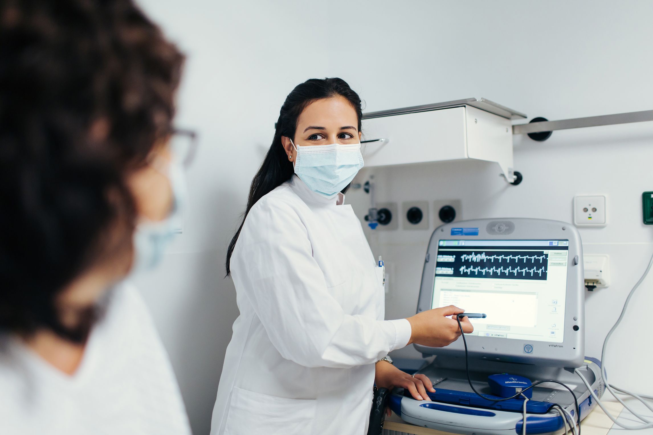 In der Ambulanz bei der Nachversorgung: Ablesen des EKG am Monitor