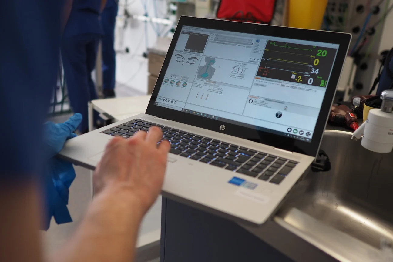Am Computer werden die Daten der Simulationspuppe gelesen.