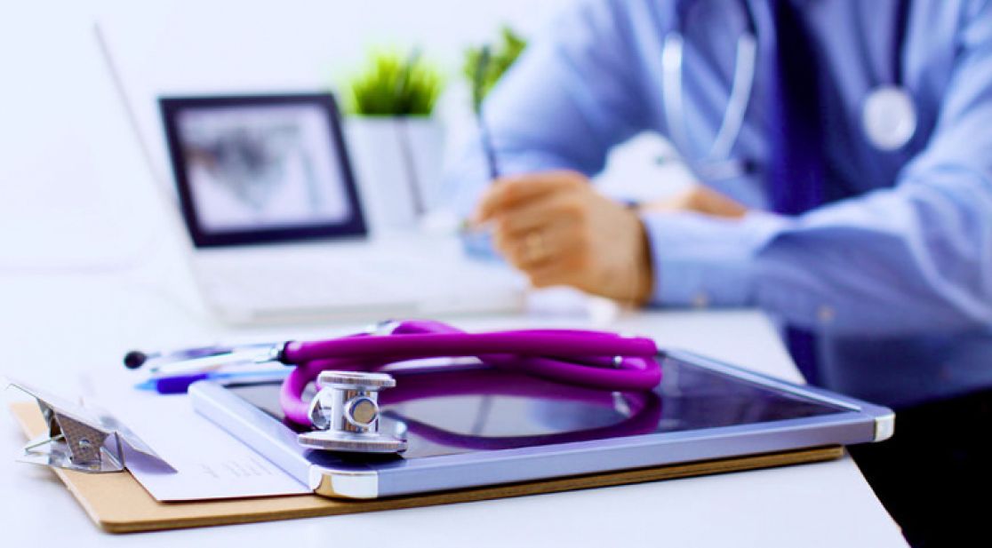 Schmuckbild Tablet mit Stethoskop