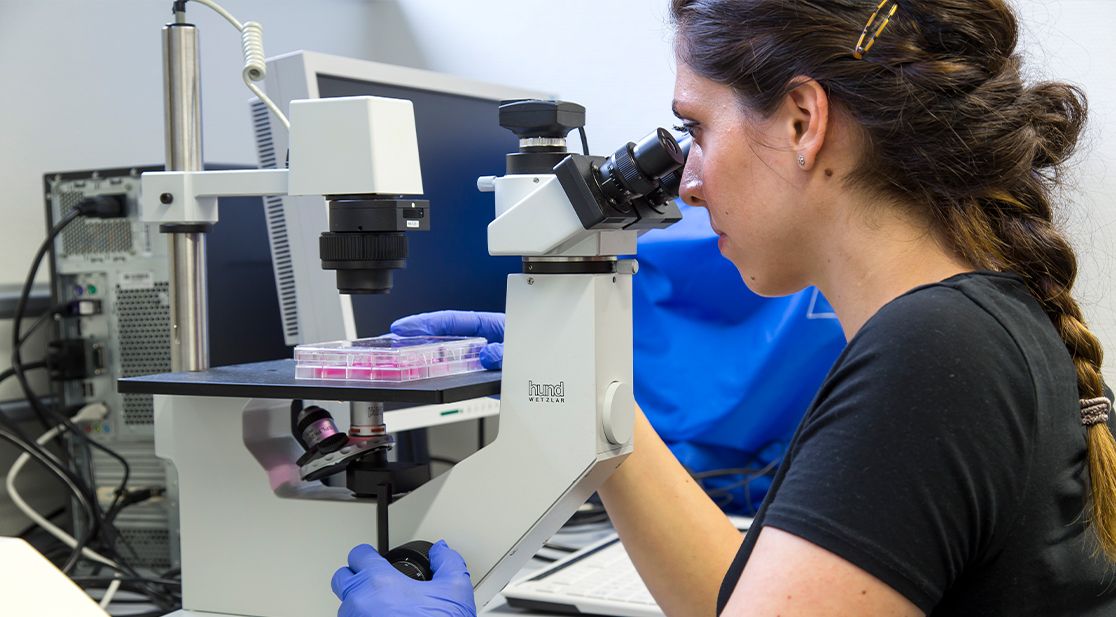 Forscherin am Mikroskop