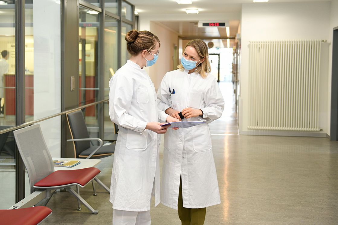 Zwei Ärztinnen im Gespräch