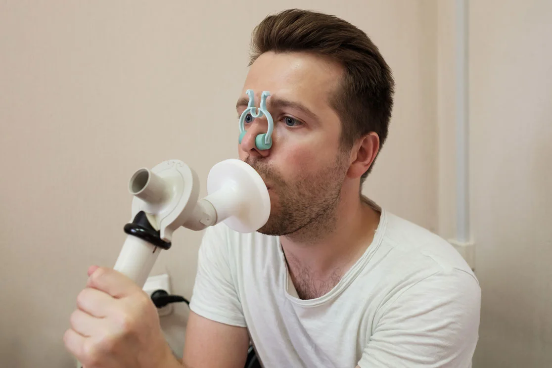 Mann bei Spirometeruntersuchung