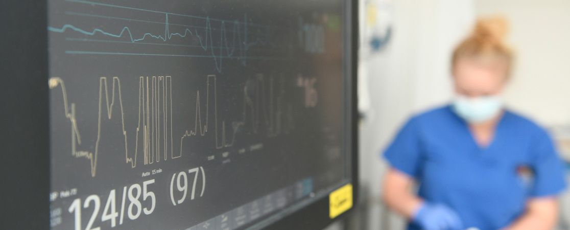 Überwachungsmonitor im Hintergrund Pflegerin