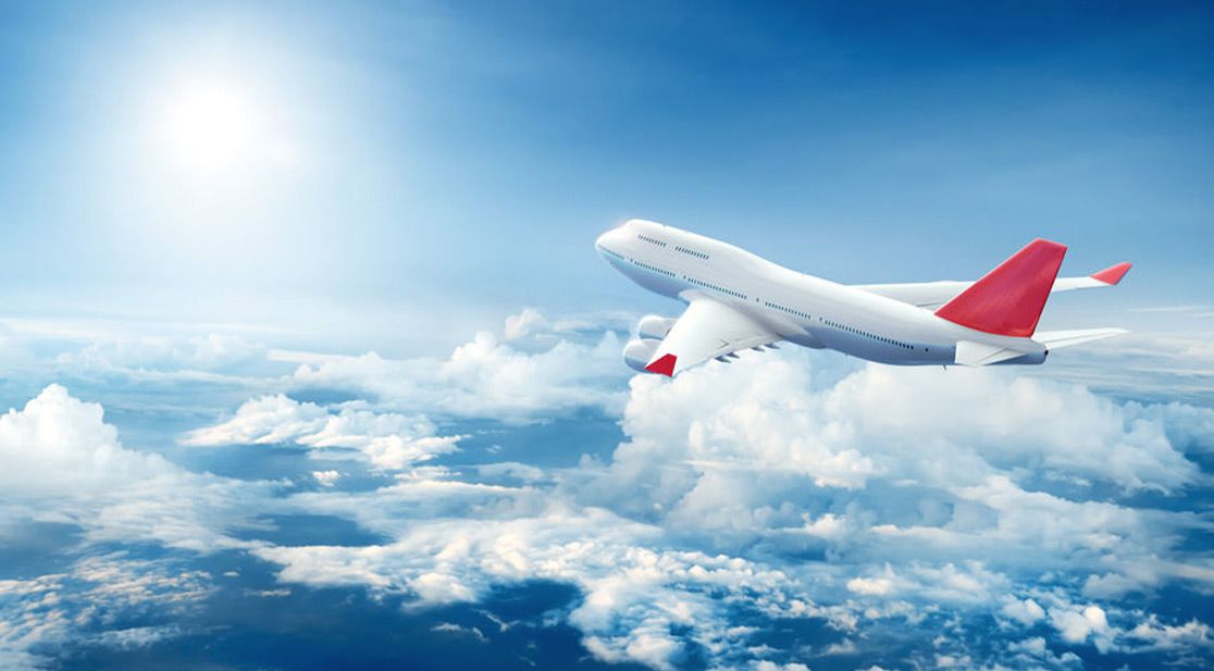 Symbolbild Flugzeug in den Wolken