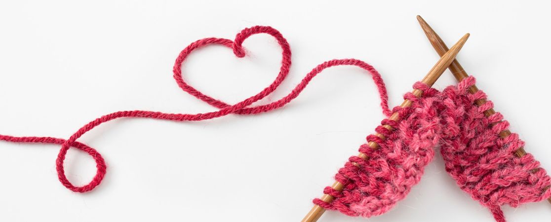 RoterWollfaden und Strickzeug