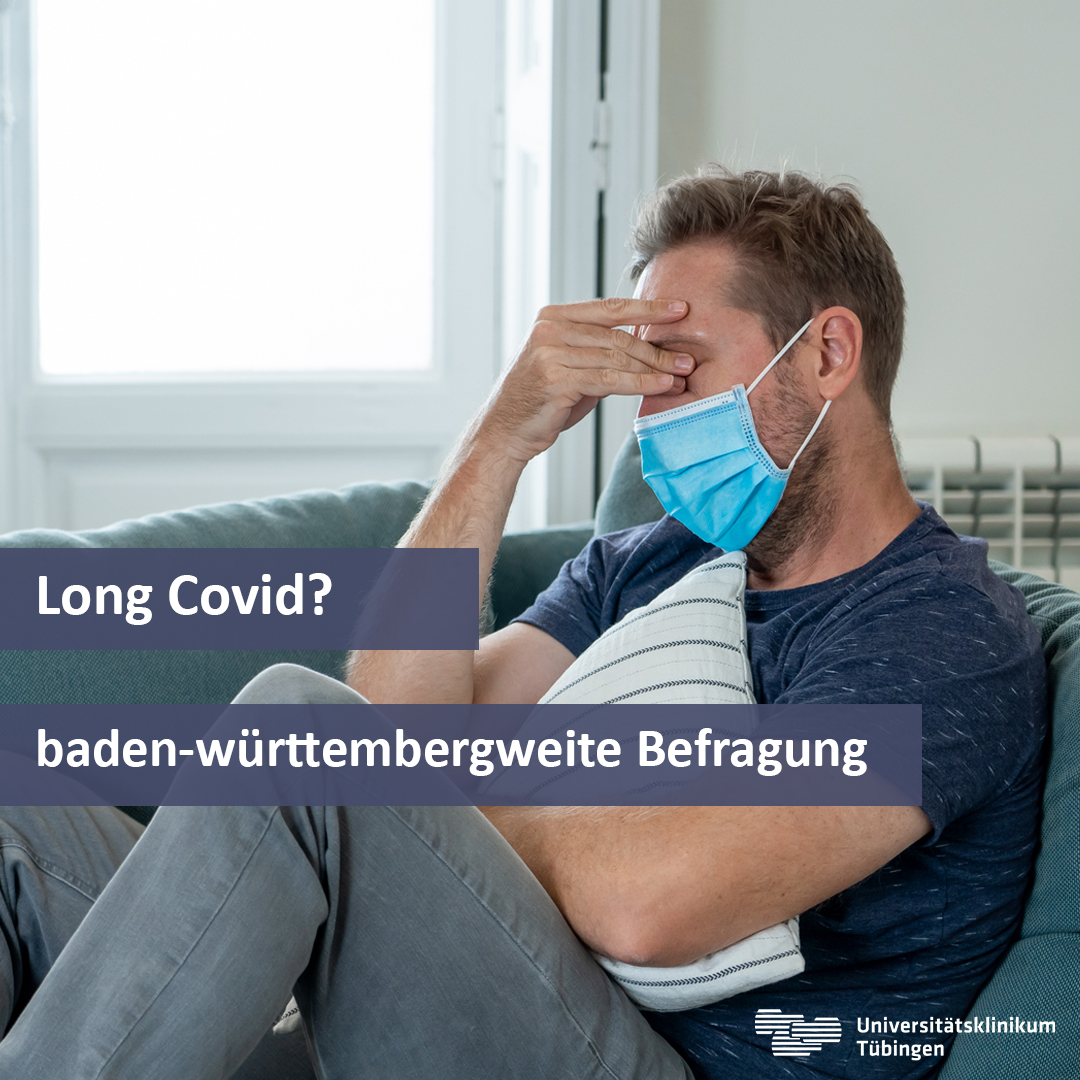 Mann mit medizinischem Mund-Nasen-Schutz hält sich den schmerzenden Kopf.