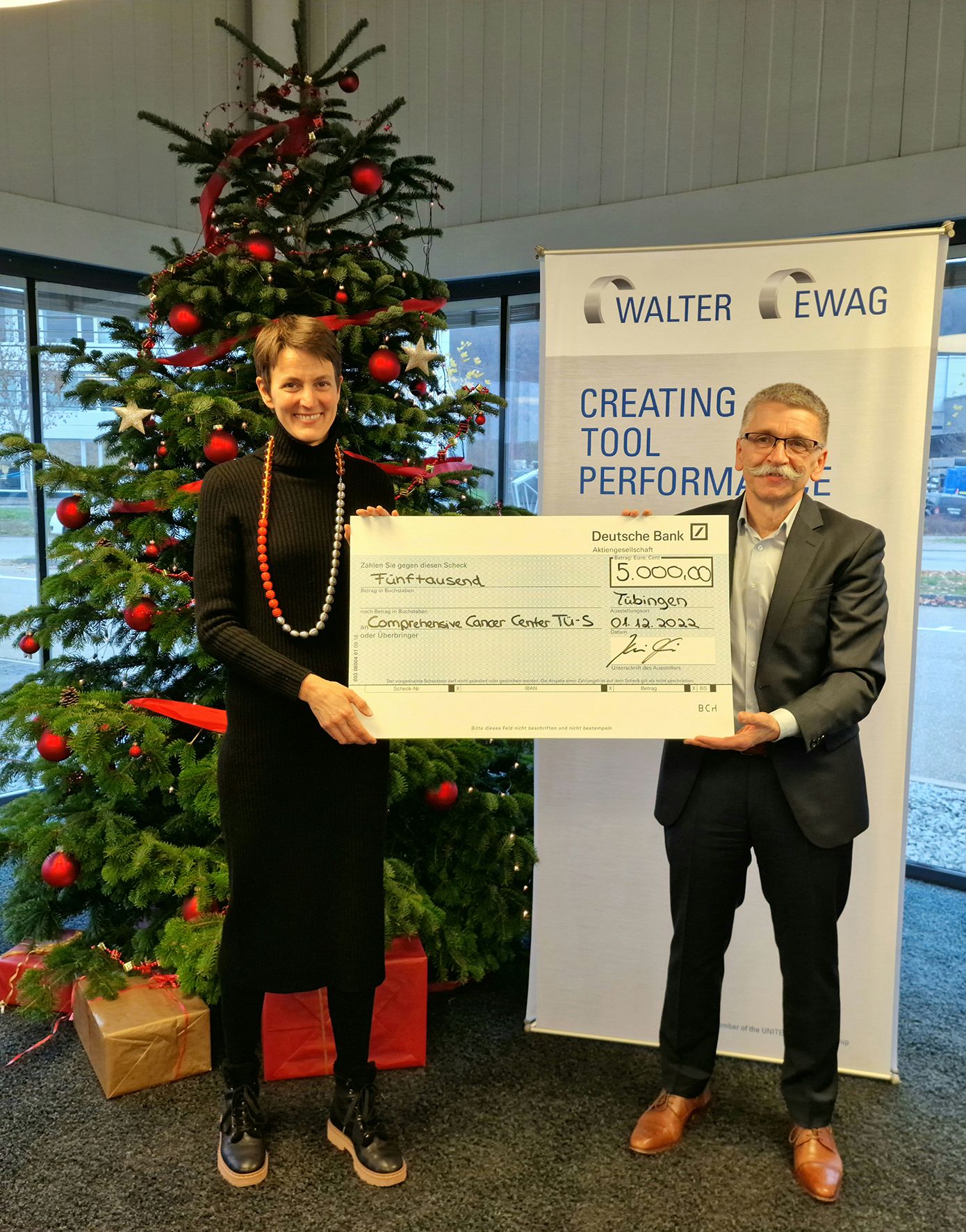 Scheckübergabe im Democenter der Walter Maschinenbau GmbH: Harri Rein, CEO der Walter Maschinenbau GmbH, und Frau Dr. Silke Schnell vom CCC Tübingen–Stuttgart