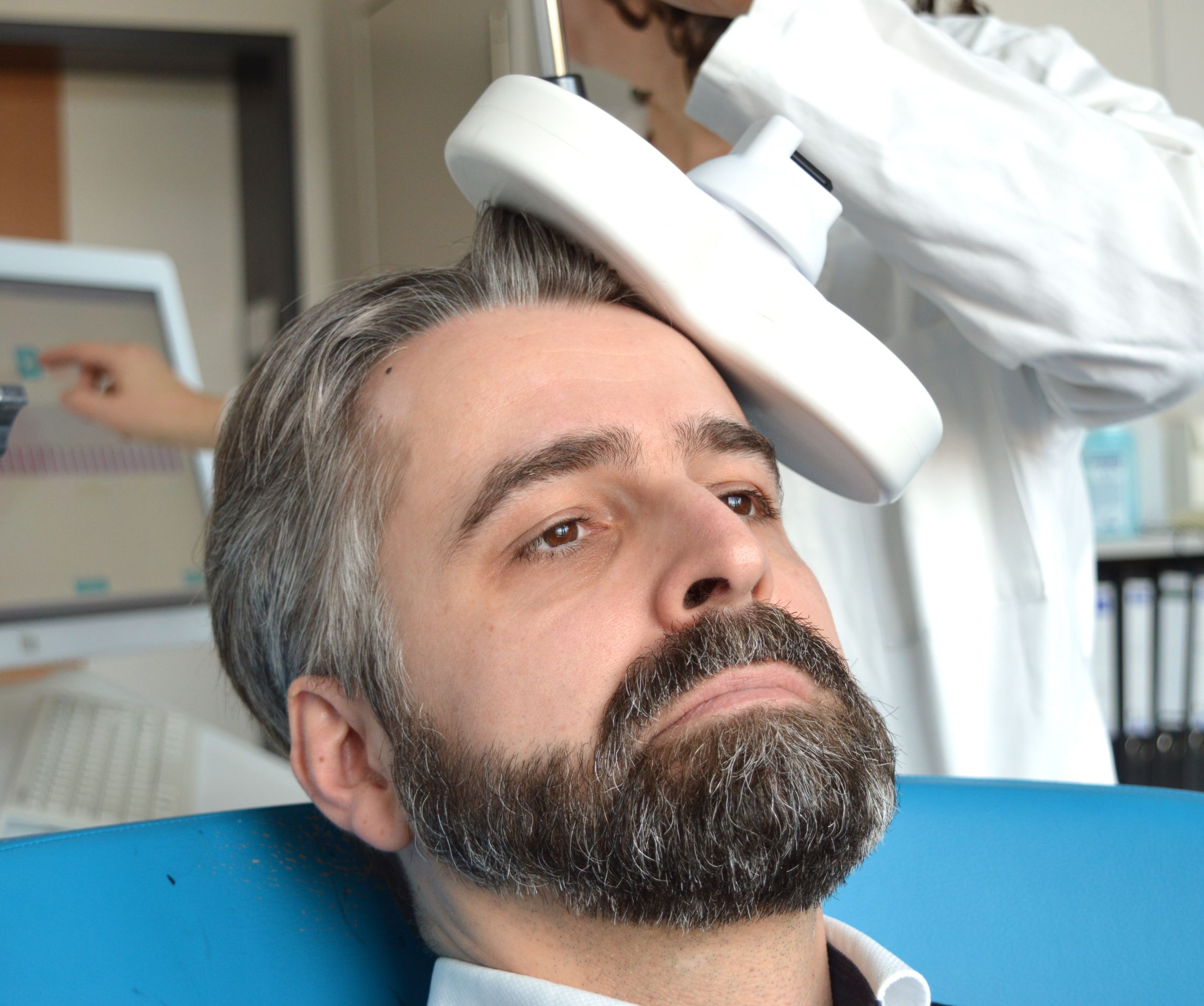 Patient bei der TMS-Behandlung
