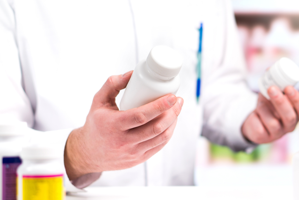 Zwei ähnliche Medikamente werden begutachtet von einem Arzt.