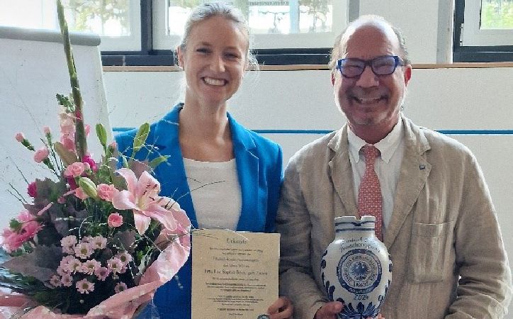 Dr. Lea Beck links und Prof. Dr. Robert Sader rechts bei der Preisverleihung