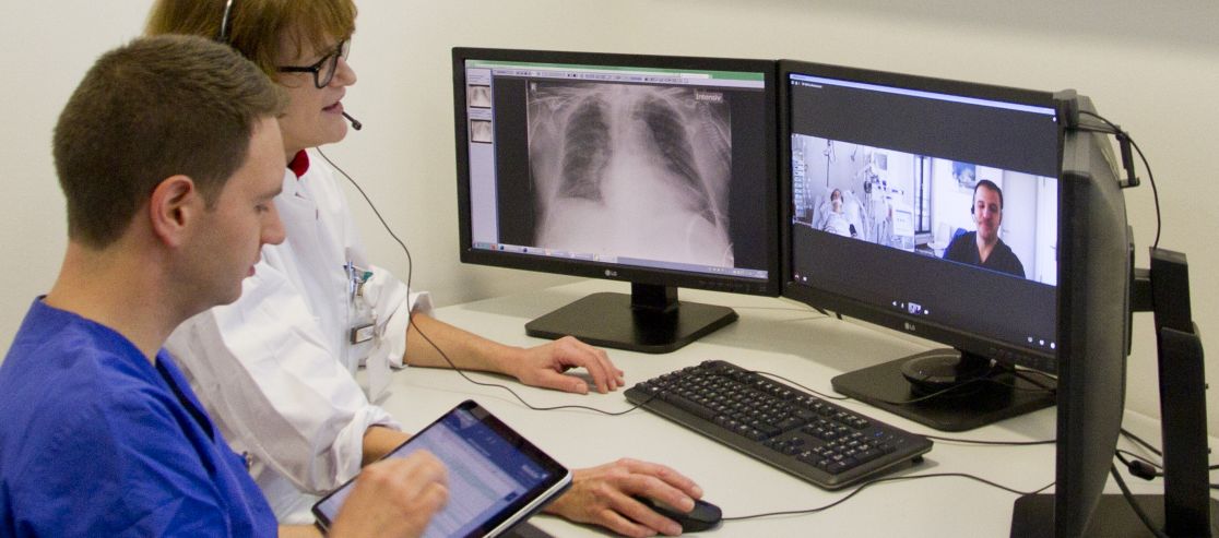 Pflegekräfte am Computer