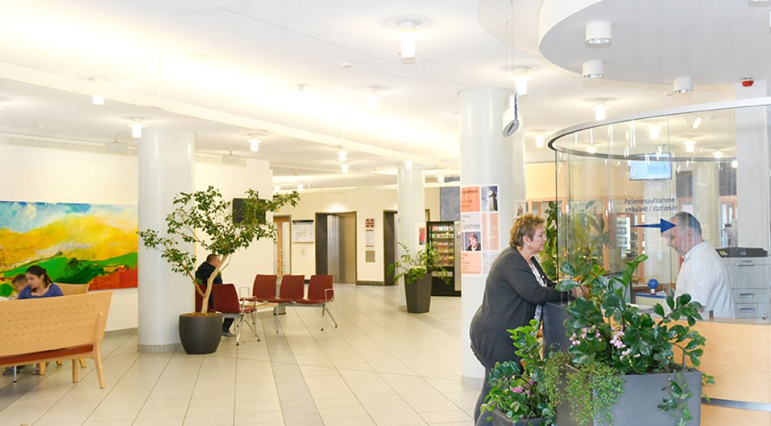 Patientin an der Information