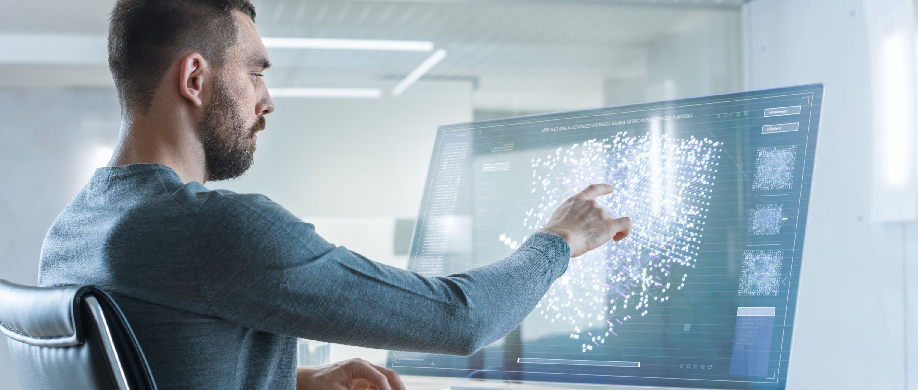 Schmuckbild: Mann arbeitet an Bildschirm