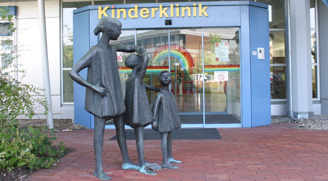 Schmuckbild Weggabelung mit Bäumen und Wiesen