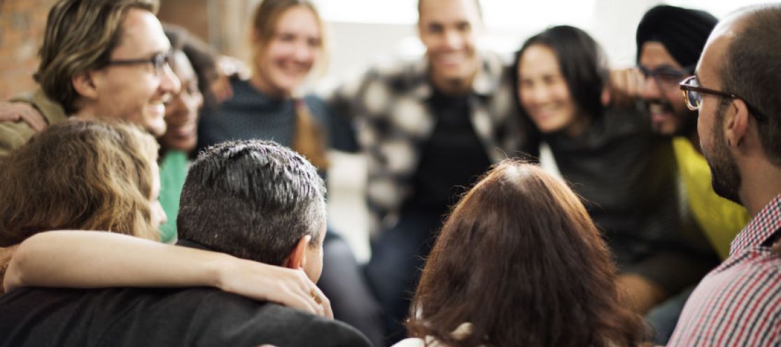 Menschen stehen in einem Kreis