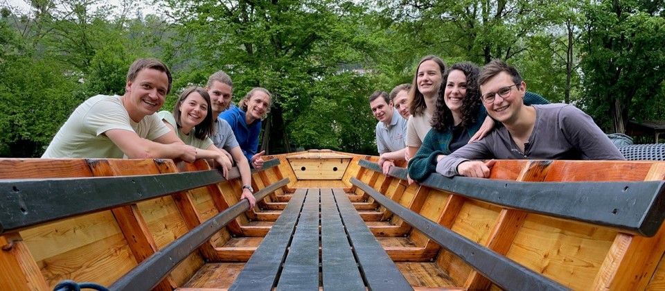 Bild Stocherkahnverein: Menschengruppe im Stocherkahn