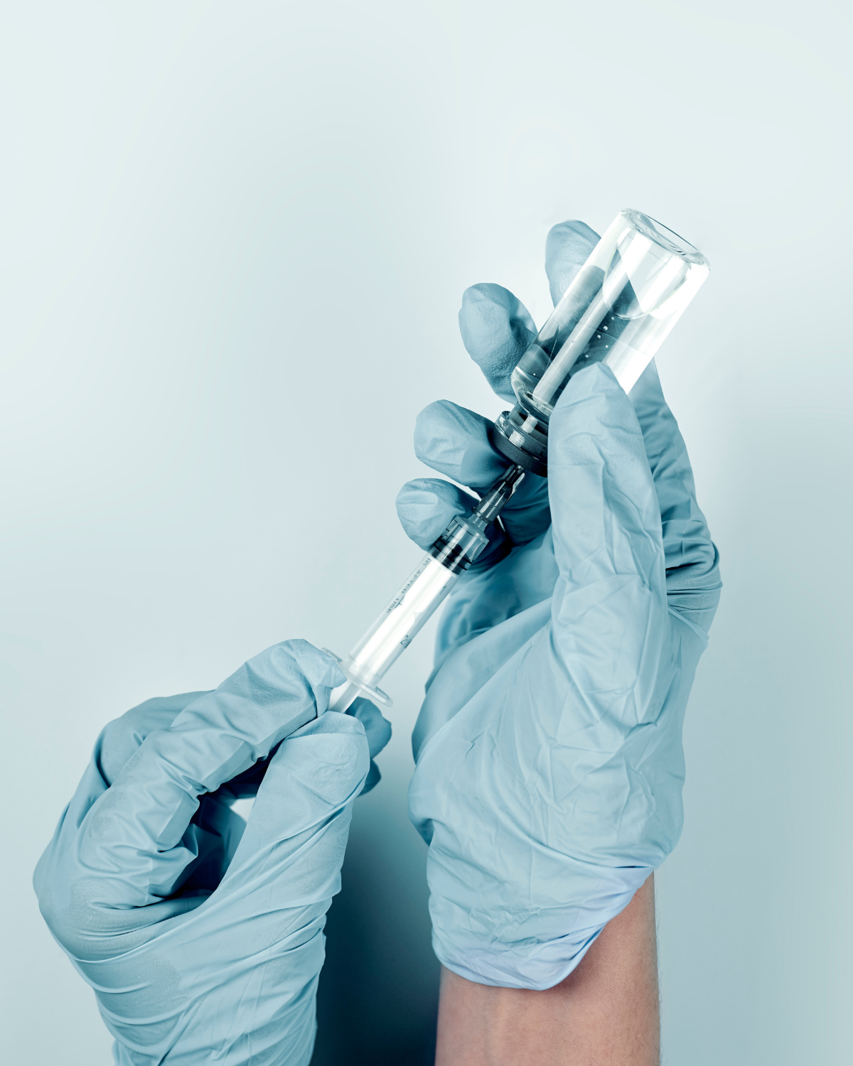 Frau wird am Auge untersucht