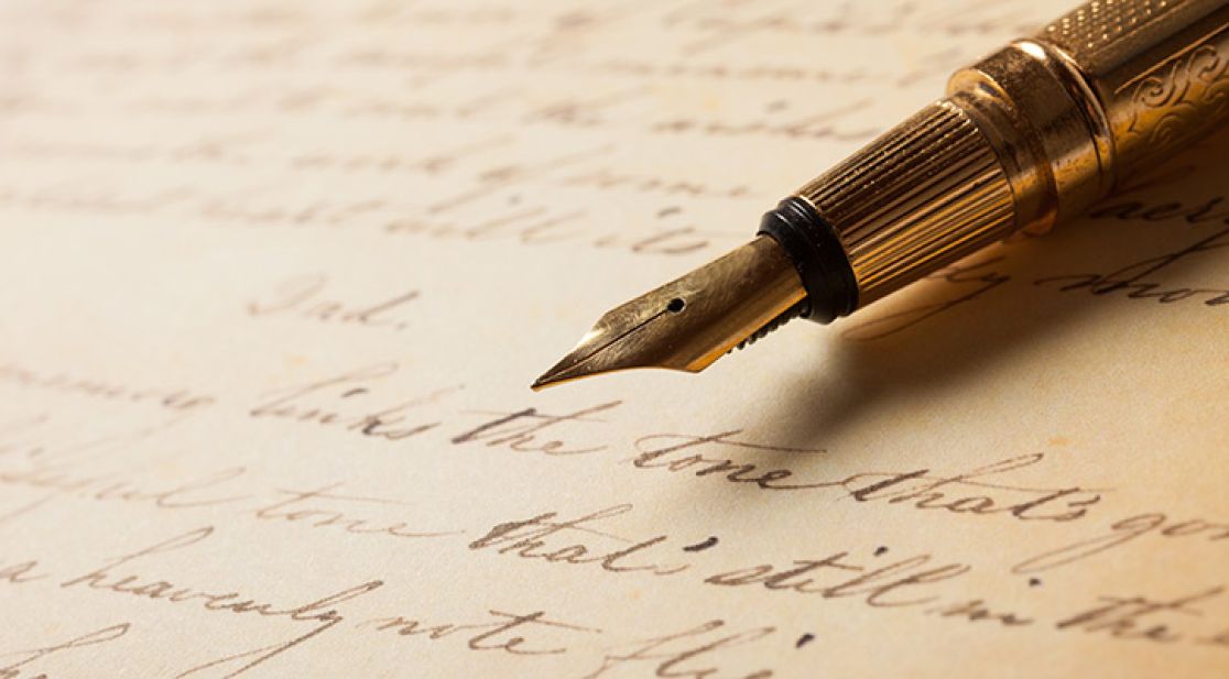 Füller liegt auf einem Papier mit Handschrift