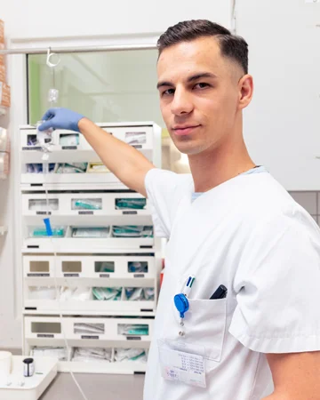 Jovica Ecimovic steht im Materiallager