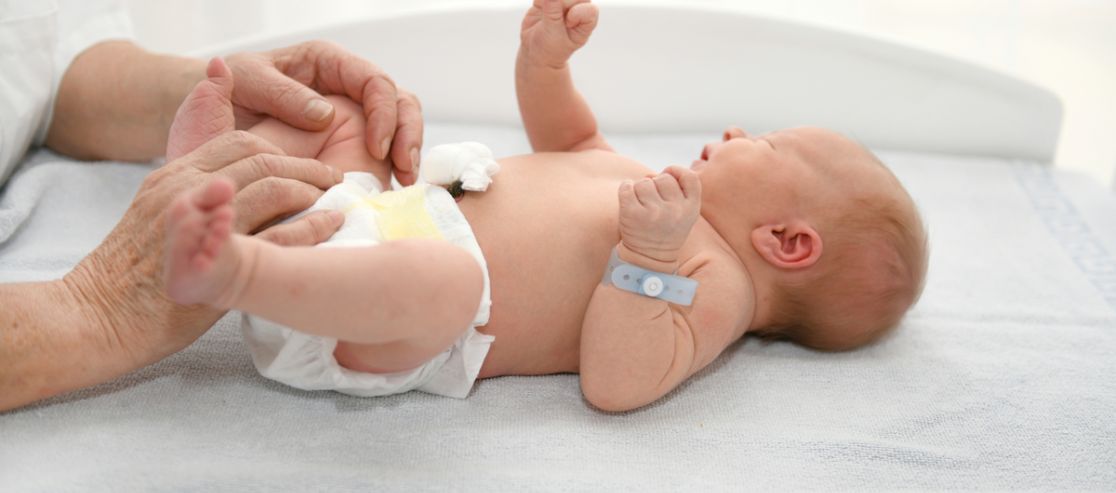 Neugeborenes wird über den Kopf gestreichelt