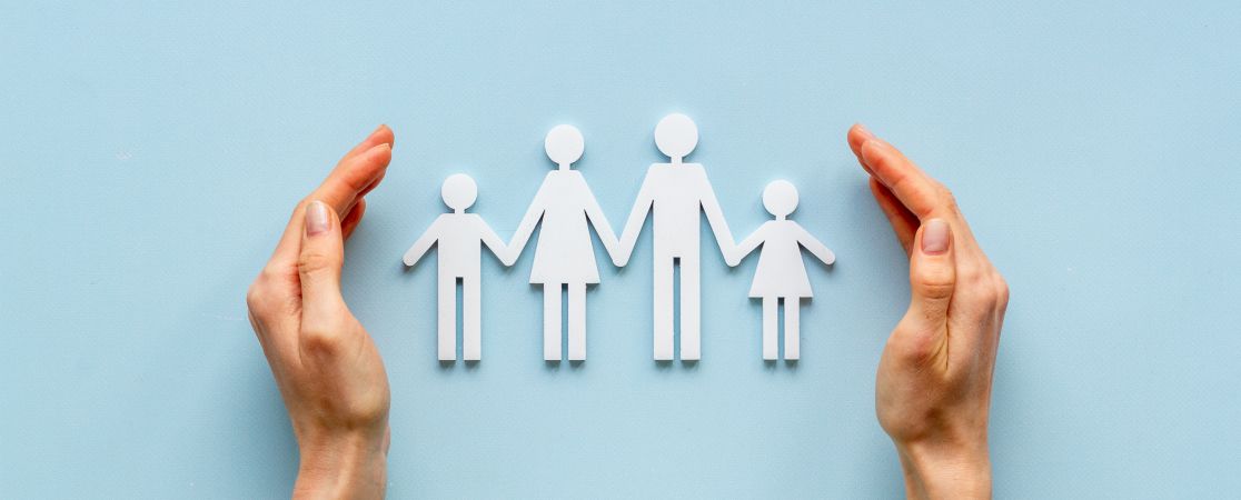 Hände schützen Männchen