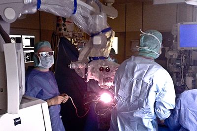 PJ-Studierende bei der Assistenz im OP