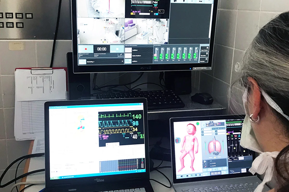 Eine Schwester schaut die Simulationsgrafiken auf dem PC an