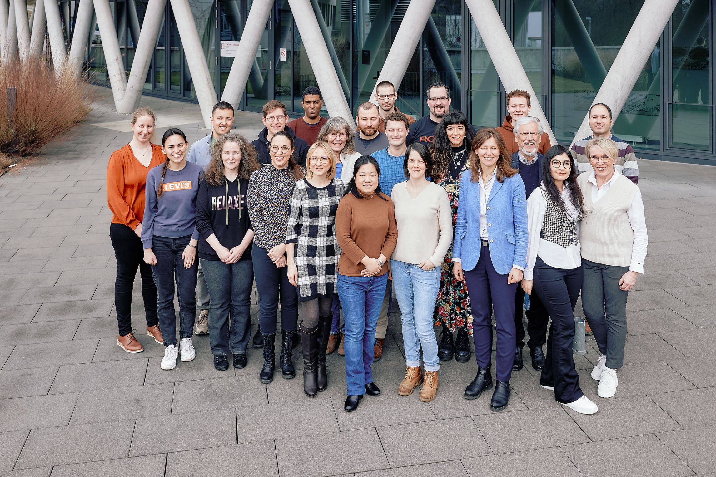 Gruppenfoto vor dem Forschungsgebäude