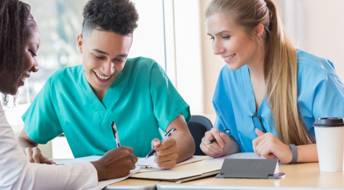 Emotion-Emoticons von einer Psychologin während einer Therapiesitzung mit einem Kind gezeigt